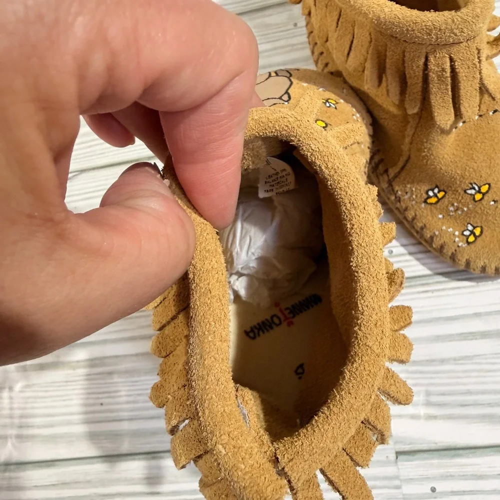 Minnetonka Toddler Suede Fringe Moccasins Winnie the Pooh Piglet Painted Sz 6
